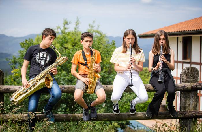 Arratia eta Elorrioko musika eskolek Unidad Alavesa taldearen 'SU EMAN' abestia moldatu dabe