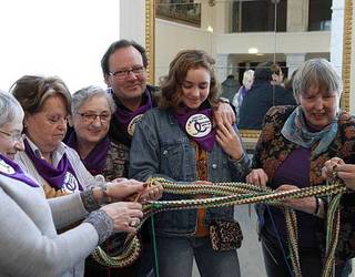 Eguenean Zeanurin eskaintzekoak ziran 'Ahizpatasun hariak' dokumentala atzeratu dabe