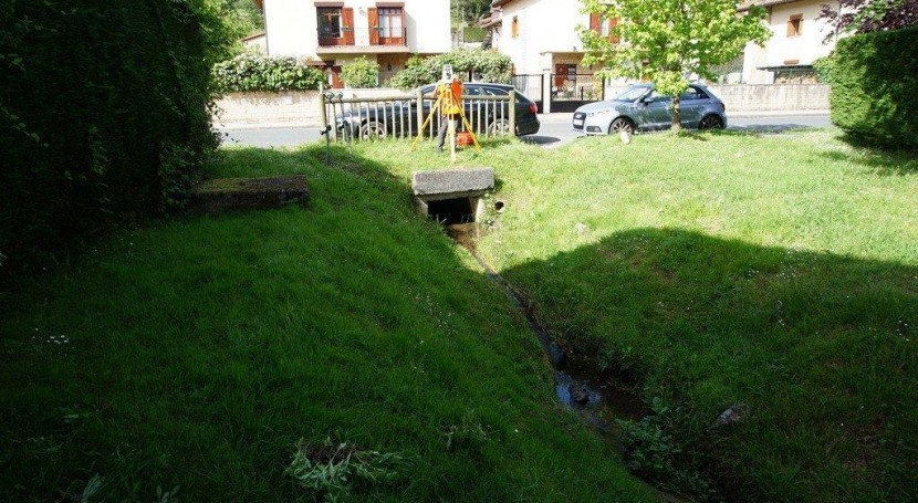 URAk Astui auzoko errekastoa naturalizauko dau