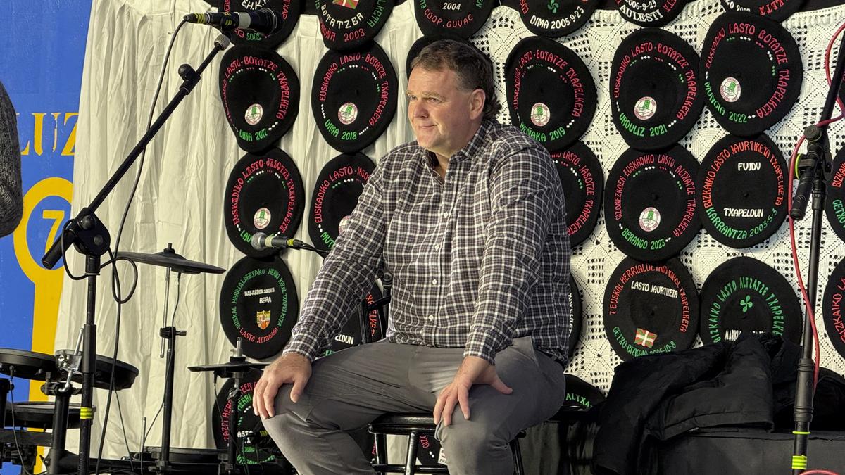 Bere 72 txapel eta ehundaka lagunen babespean egin jakon omenaldi hunkigarria Jose Martin Bustinza “Tubi”-ri