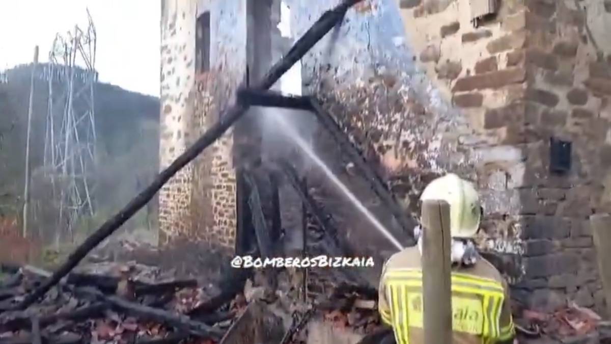 Zeberioko Etxebarri auzoko baserri bat guztiz erre da gauean zehar