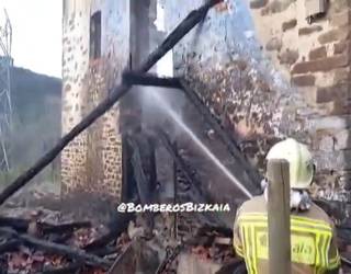 Zeberioko Etxebarri auzoko baserri bat guztiz erre da gauean zehar