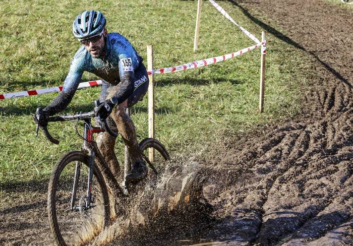 Juan Lazpita dimoztarra lehenengo eta Iñaki Parada bediaztarra hirugarren Ametzagako Ziklo-kroseko Master 50/60 kategorian