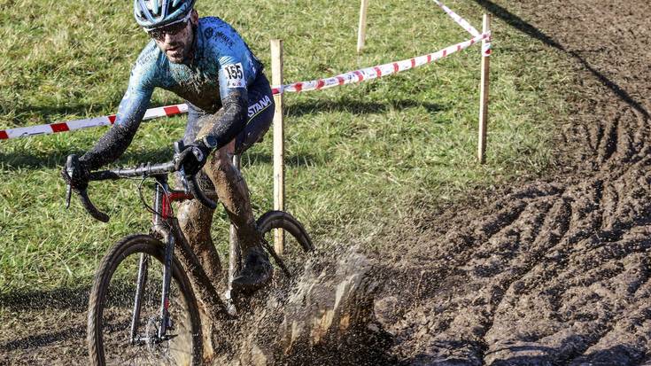 Juan Lazpita dimoztarra lehenengo eta Iñaki Parada bediaztarra hirugarren Ametzagako Ziklo-kroseko Master 50/60 kategorian