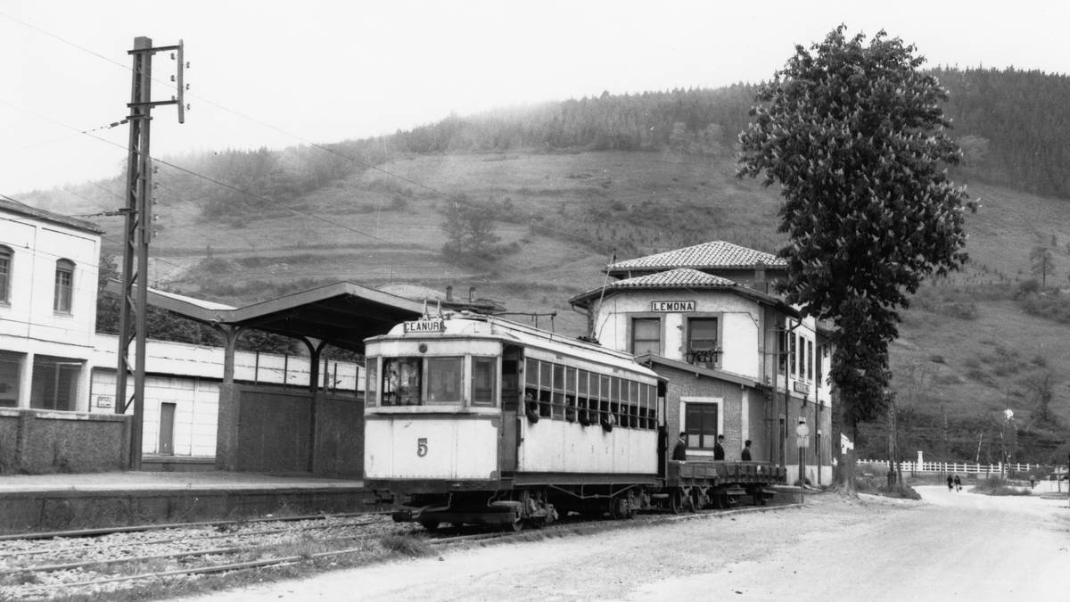 60 urte egingo dira Arratiako tranbiak atzen bidaia egin ebanetik