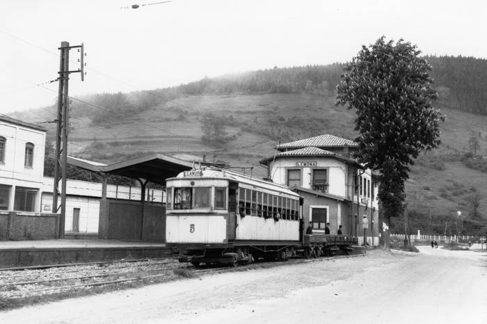 60 urte egingo dira Arratiako tranbiak atzen bidaia egin ebanetik