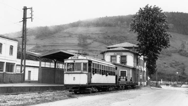 60 urte egingo dira Arratiako tranbiak atzen bidaia egin ebanetik