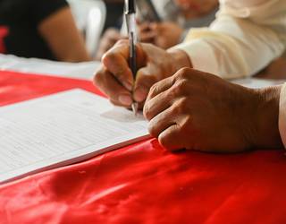 Ubide-Gasteiz autobus zerbitzua berreskuratuteko sinadura bilketea Ubiden