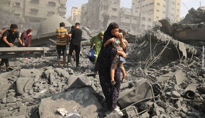 Gazako genozidioari aurre egiteko deialdia dago Basoa defendatzaileen etxean