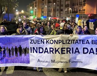 2003tik gizonek eraildako 131 andrak omendu dauz Arratiako Mugimendu Feministak zemendiaren 25ean