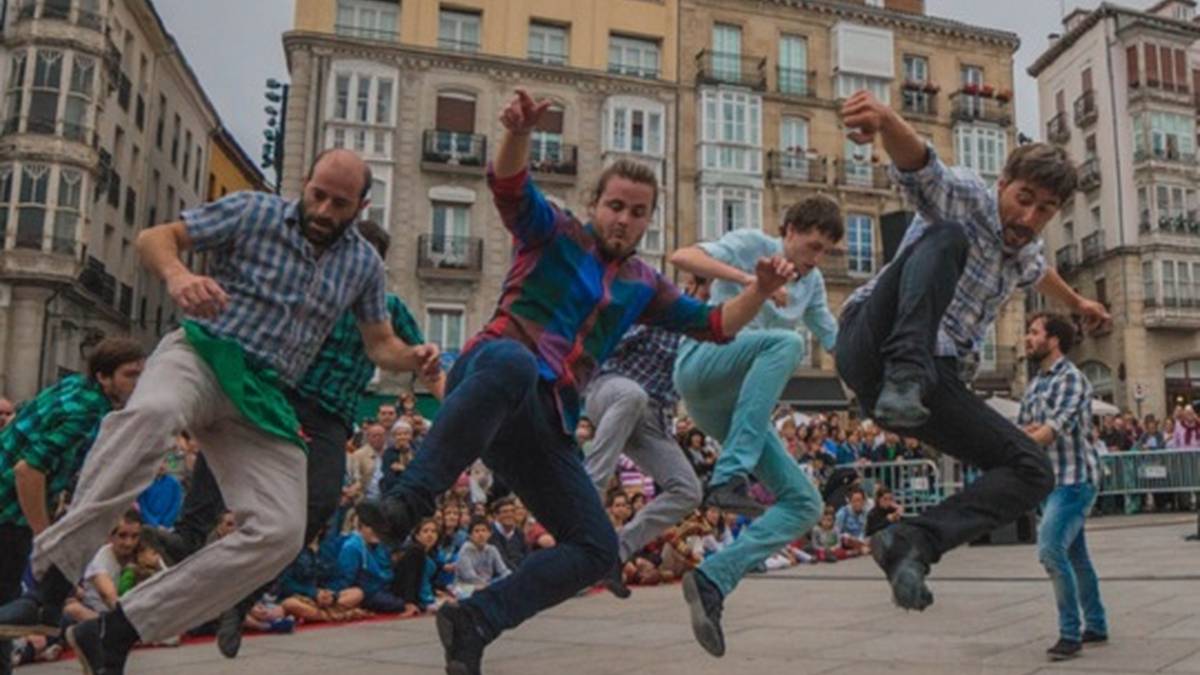 Tio Teronen Semeak jantza taldea Ubiden egongo da bihar