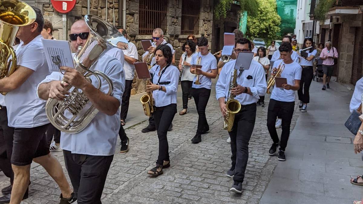 Kontzertu eta kalejirak dakarz Zezili Deunak datozen egunetan