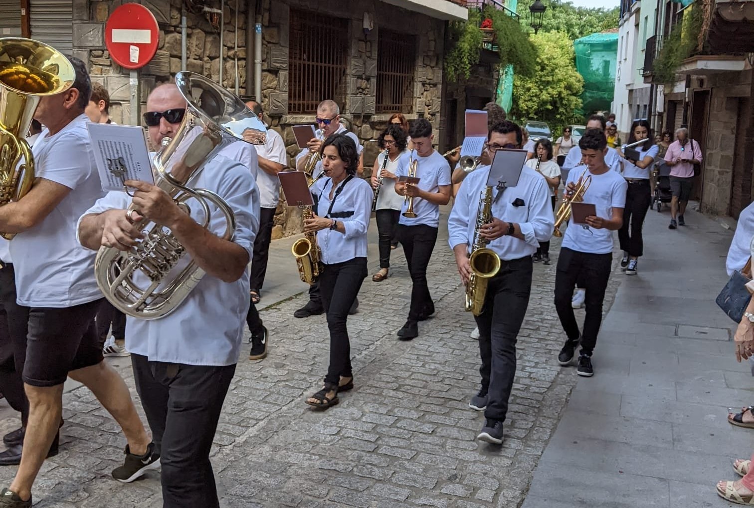 Hilero urtengo da Areatzako Banda herritik kalejiran