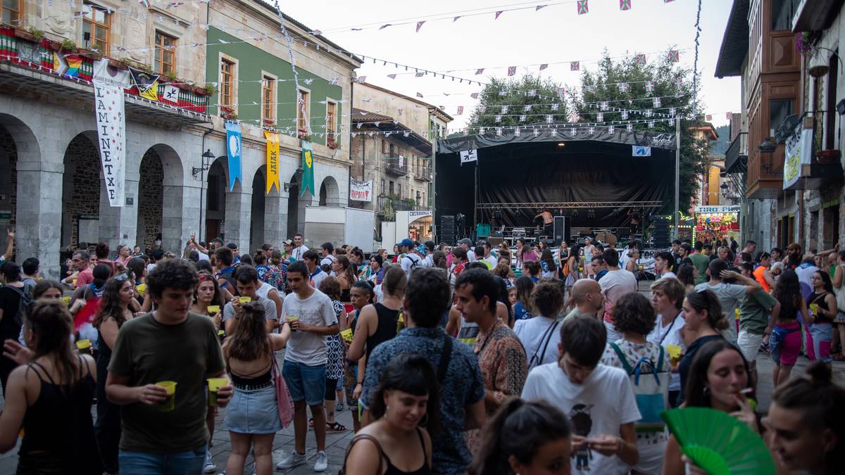 Jaiak antolatuteko batzarrak Areatza eta Zeanurin