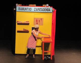 Patata Tropikala konpainiak umeentzako antzezlana dakar Kotxepinera