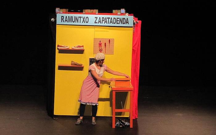 Patata Tropikala konpainiak umeentzako antzezlana dakar Kotxepinera