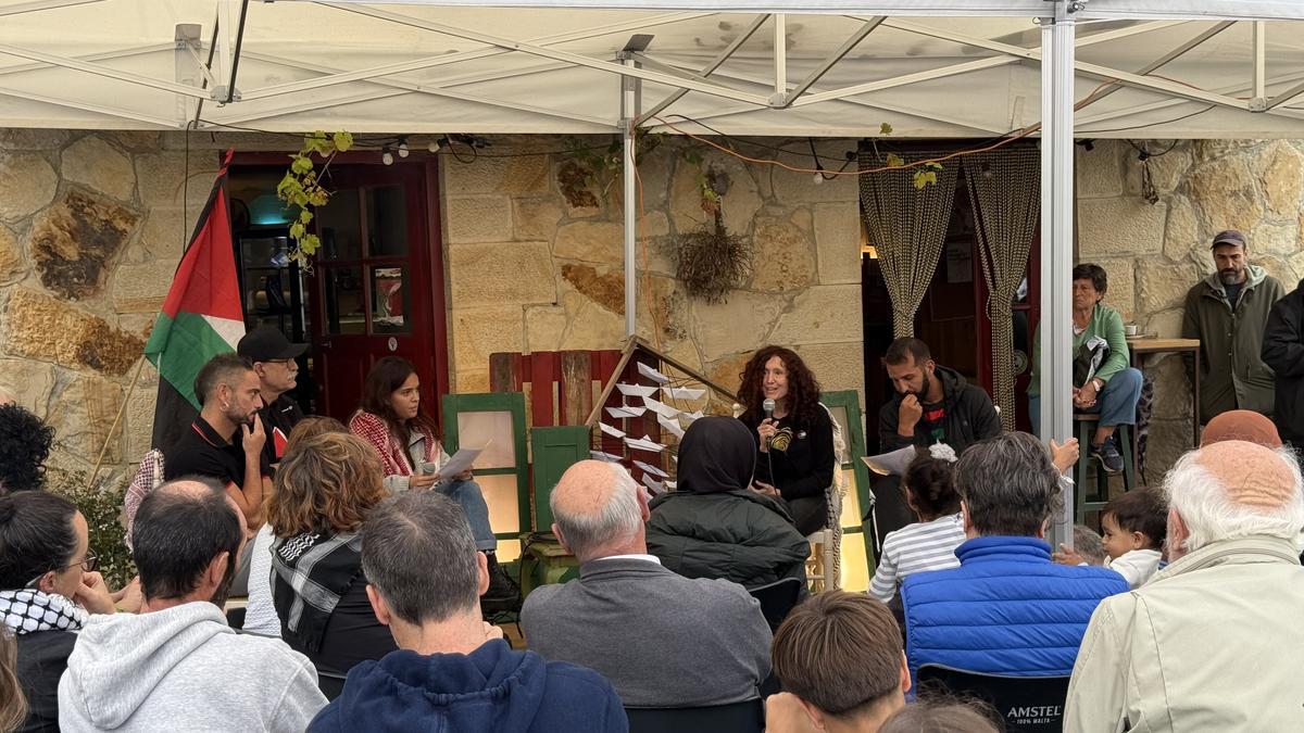 Global Sumud Flotillako euskal herritarrek ontzidiaren zein herritarren lorpenak azpimarratu eta benetako bakea eregiteko oinarriak azaldu ebezan Artean