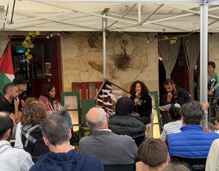 Global Sumud Flotillako euskal herritarrek ontzidiaren zein herritarren lorpenak azpimarratu eta benetako bakea eregiteko oinarriak azaldu ebezan Artean