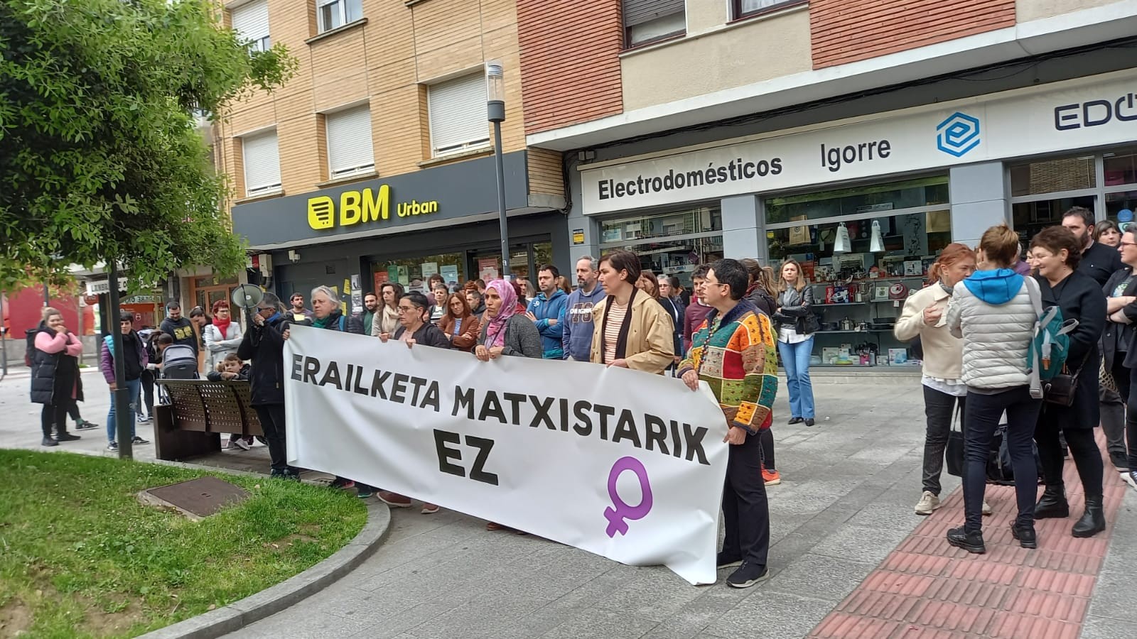 Ehun persona inguru batu ziran atzo Igorren Orioko hilketa matxistea txarresteko