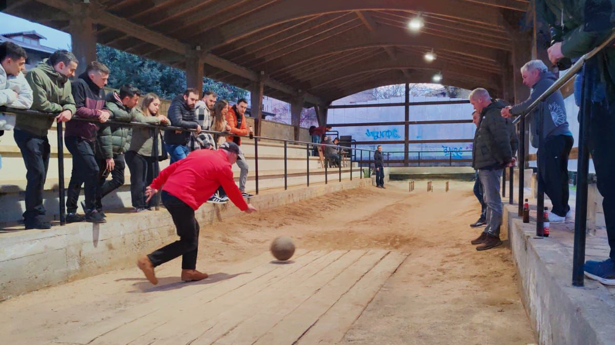 Arratiako Komarkaleko Bola Txapelketea aurrera doa
