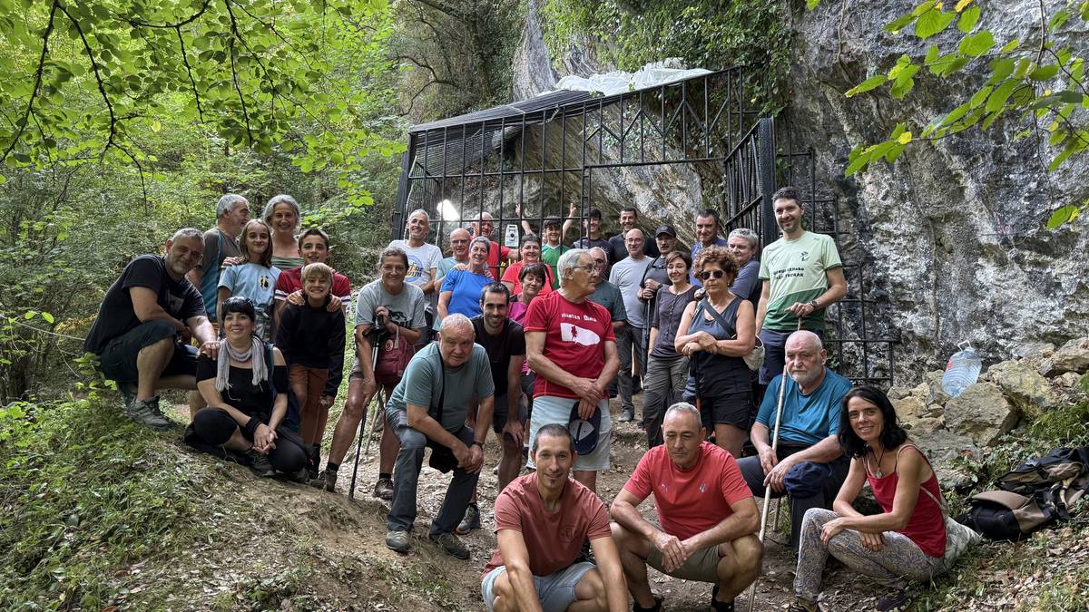 Axlorreko arkeologia-indusketara bisitea