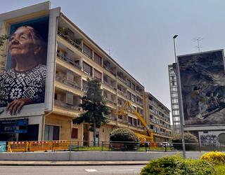 Mural handi bik koloreztatuten dabe Lemoako sarrerea