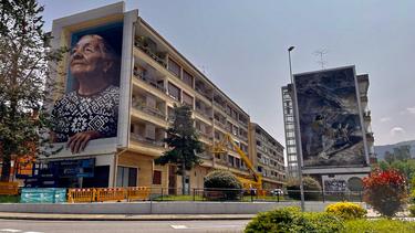 Mural handi bik koloreztatuten dabe Lemoako sarrerea