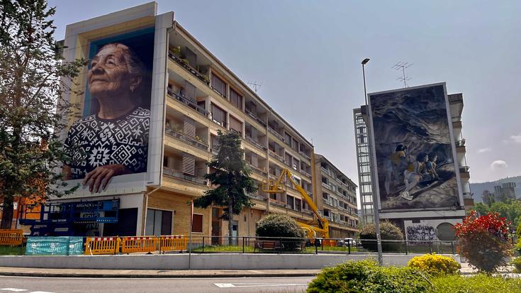 Mural handi bik koloreztatuten dabe Lemoako sarrerea
