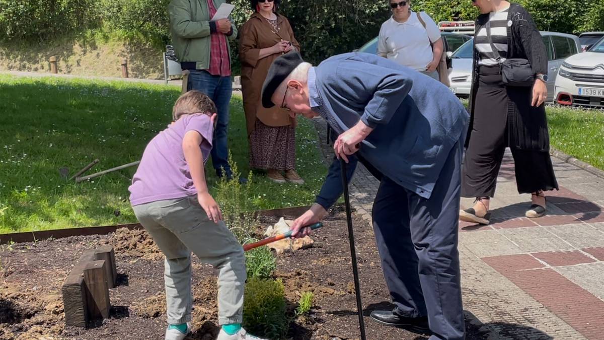 Euskaraldiari agurra egiteko landaketea egin dabe Arteako alkarte eta erakundeek