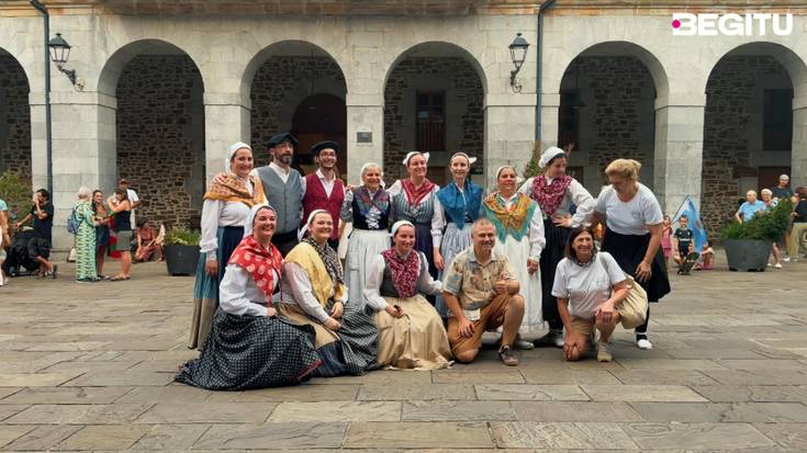 Tandilgo jantza taldearen emonaldia Areatzan