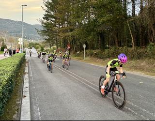 Arratiako Ziklista Elkarteko umeak badabiz Txiki Kopako Igorreko lasterketarako entrenetan
