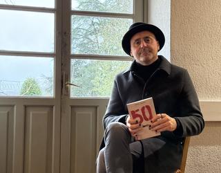 Bere bigarren poema liburua argitaratu dau Mikel Urkixok: ‘50 (berrogeita hamar)’