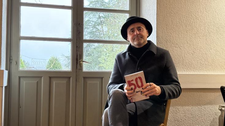 Bere bigarren poema liburua argitaratu dau Mikel Urkixok: ‘50 (berrogeita hamar)’
