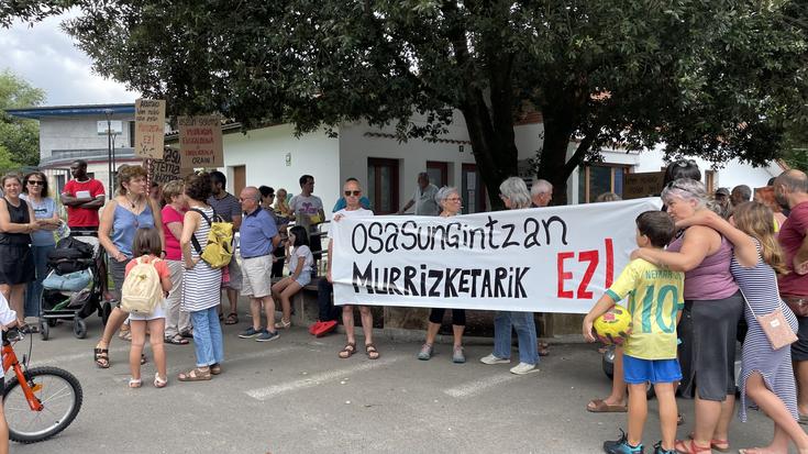 Mediku eta erizain zerbitzua egunero mantenidutea aldarrikatu dabe arteaztarrek
