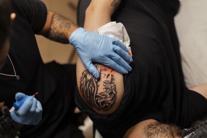 Tattoo Circus ekitaldia aurrera eroateko lanegun irekiak Kiñu Gaztetxean