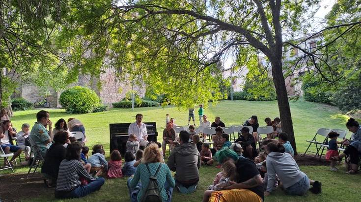 ‘Txuri-beltza da ta!’ ikuskizun musikatua Zeanurin