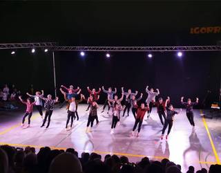 Arantzarte jantza taldearen 50. urteurreneko bideoaren proiekzinoa Igorren