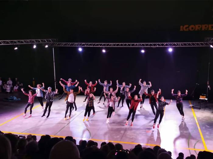 Arantzarte jantza taldearen 50. urteurreneko bideoaren proiekzinoa Igorren