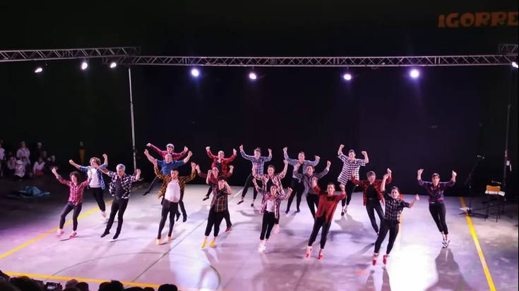 Arantzarte jantza taldearen 50. urteurreneko bideoaren proiekzinoa Igorren