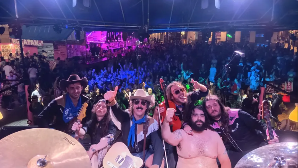 Country eta rock doinuek beteko dabe Bixer tabernea