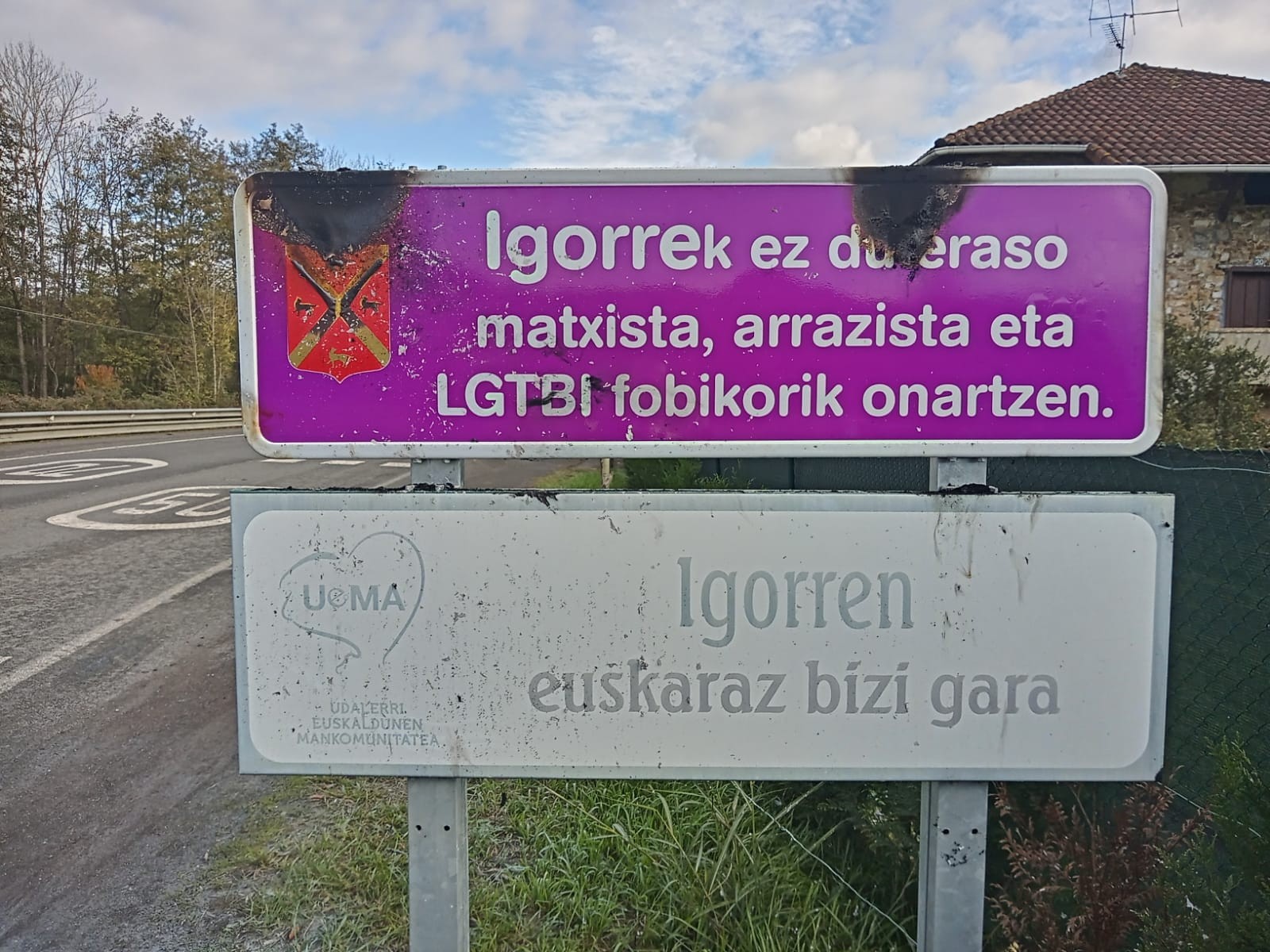 Erasoen kontrako karteletako bat erre dabe Igorren