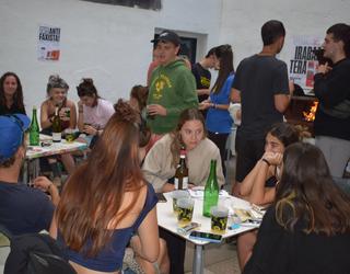 Auzolana, karaokea, mural margoketea eta mitxeladea gaur Kiñun