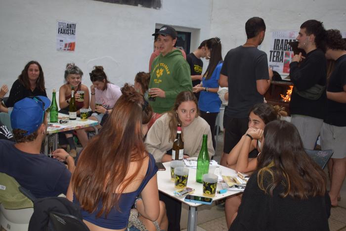 Auzolana, karaokea, mural margoketea eta mitxeladea gaur Kiñun