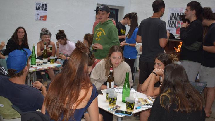 Auzolana, karaokea, mural margoketea eta mitxeladea gaur Kiñun