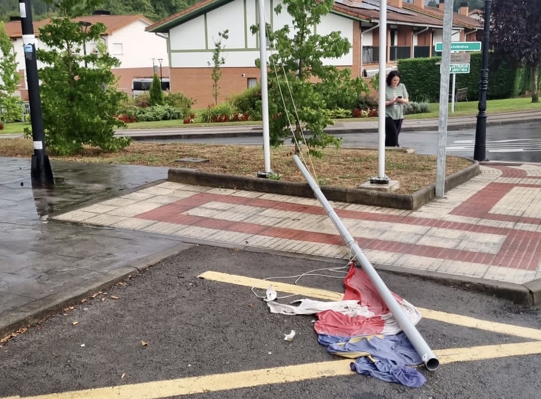 Inizitu batek Arteako banderea bota dau