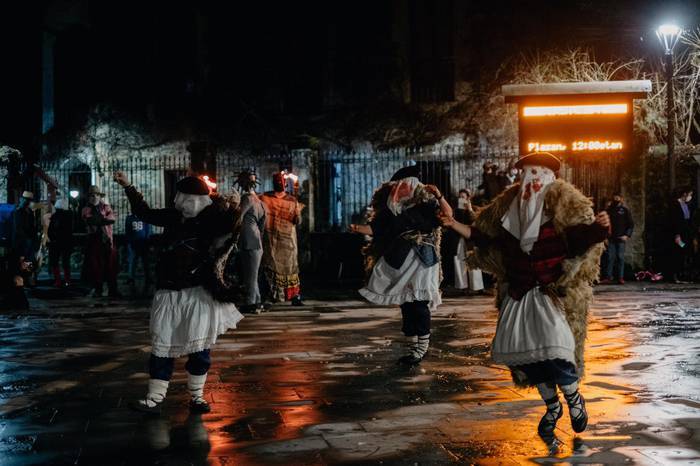 Aratusteak Arratian zehar