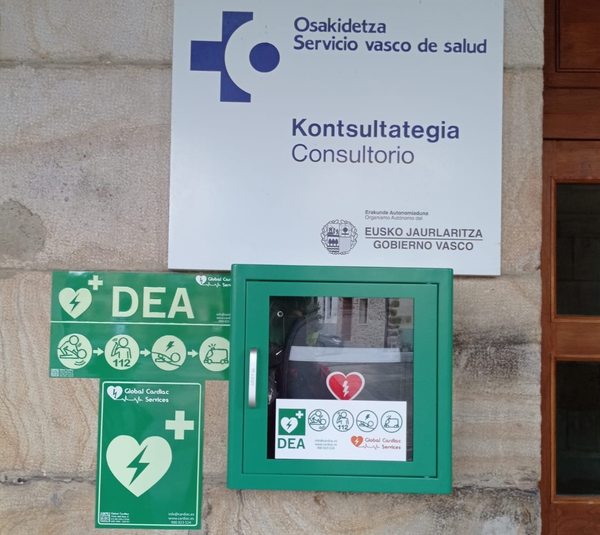 Ubidek lehenengo desfibriladore publikoa instalau dau udaletxean