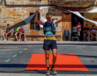 Unai Intxaurraga eta Oihana Azkorbebeitiak jantzi ebezan txapelak Ubiden