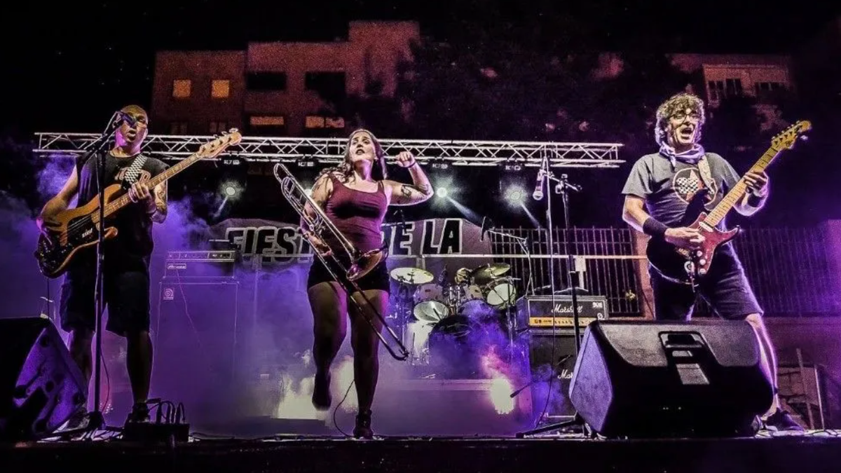 Azoka herrikoia eta Kortaturen musikea domekan Artean