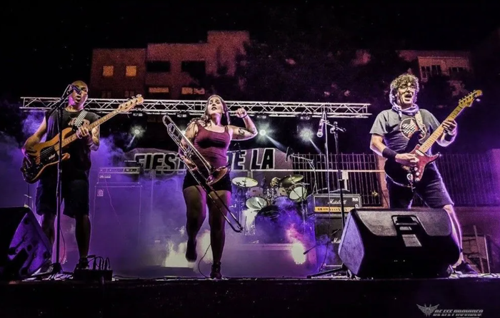 Azoka herrikoia eta Kortaturen musikea domekan Artean